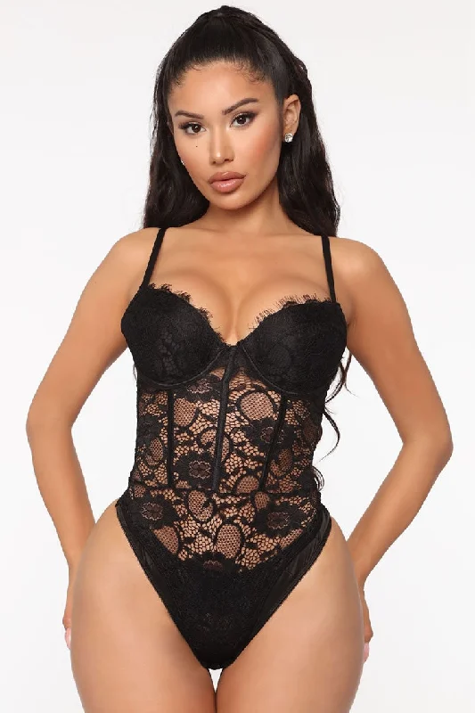 seamless body brief with ruffled edgesLay Me Down lace Teddy